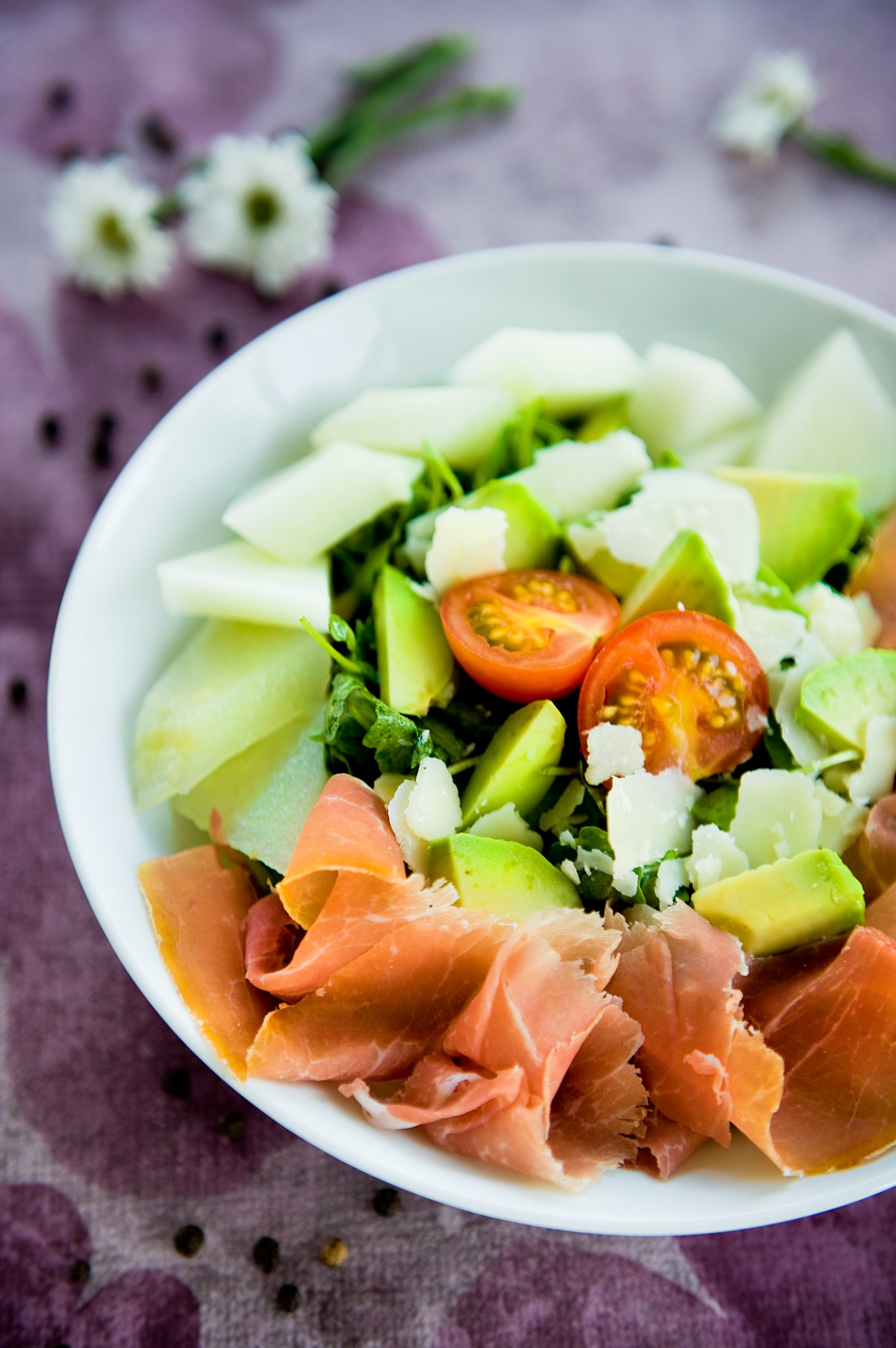 Sałatka z awokado, pomidorkami, serem i prosciutto w Mi Piace